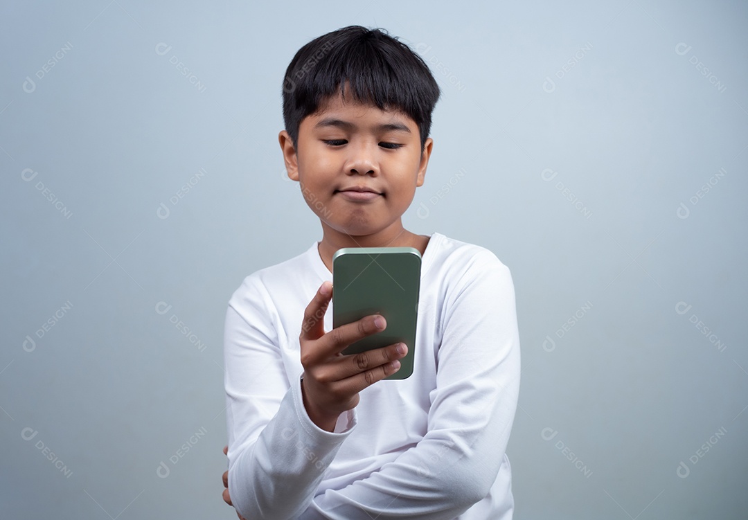 Conceitos de mídia social e tecnologia. Mãos de menino segurando um smartphone e uma caneta para usar multimídia e mídias sociais para se comunicar.