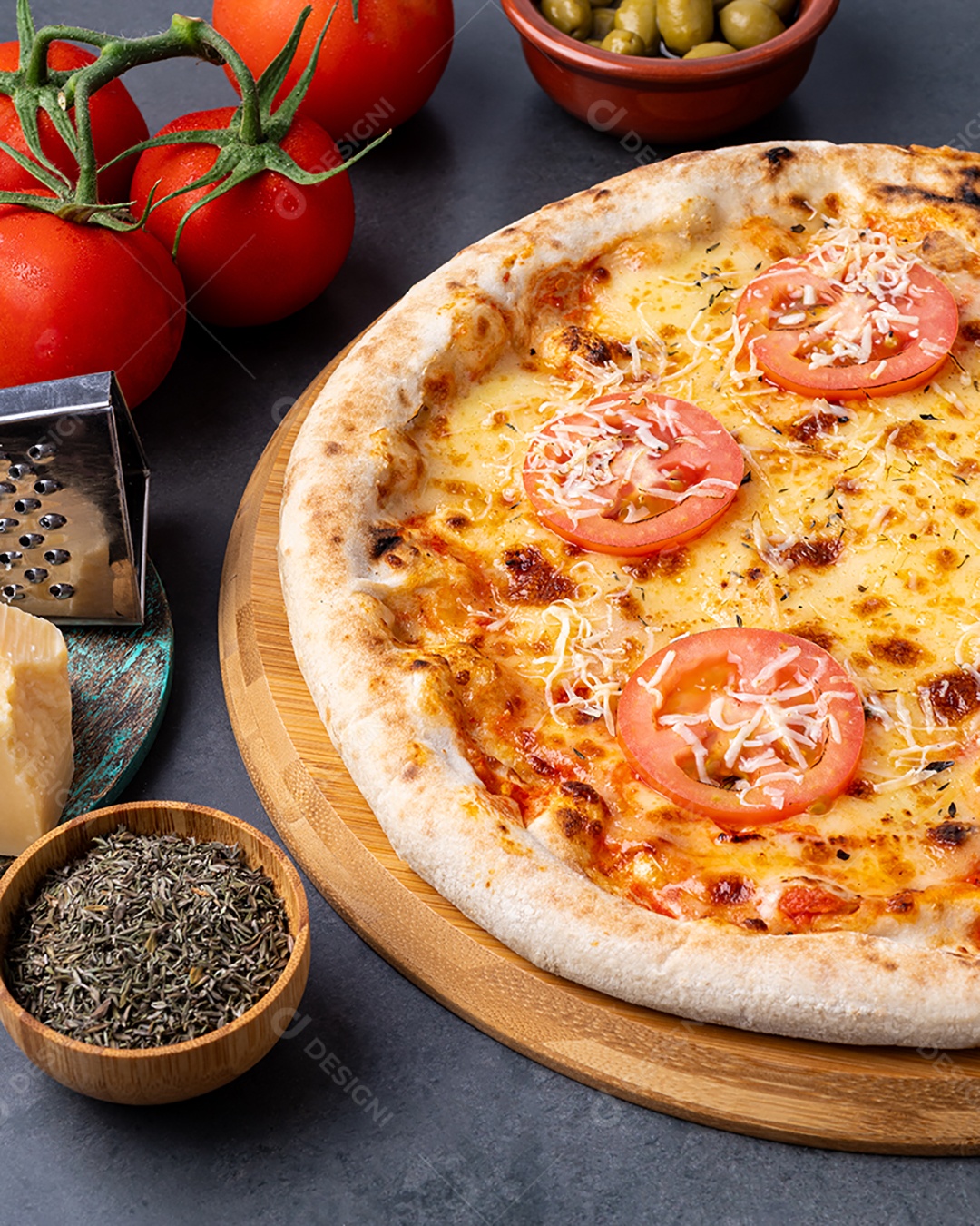 Pizza estilo napolitano sobre fundo de pedra com tomate, azeitonas e orégano.