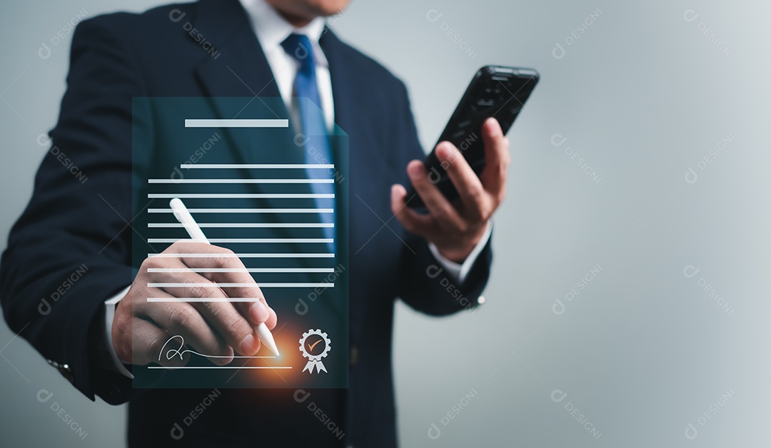 Empresário usa assinatura de caneta eletrônica em assinatura eletrônica, gerenciamento de documentos de folha de dados, assinatura eletrônica e conceito de escritório sem papel.