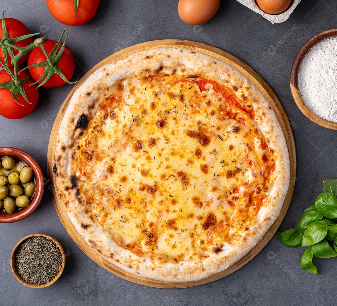 Pizza estilo queijo mussarela sobre fundo de pedra com tomate, azeitonas e orégano.
