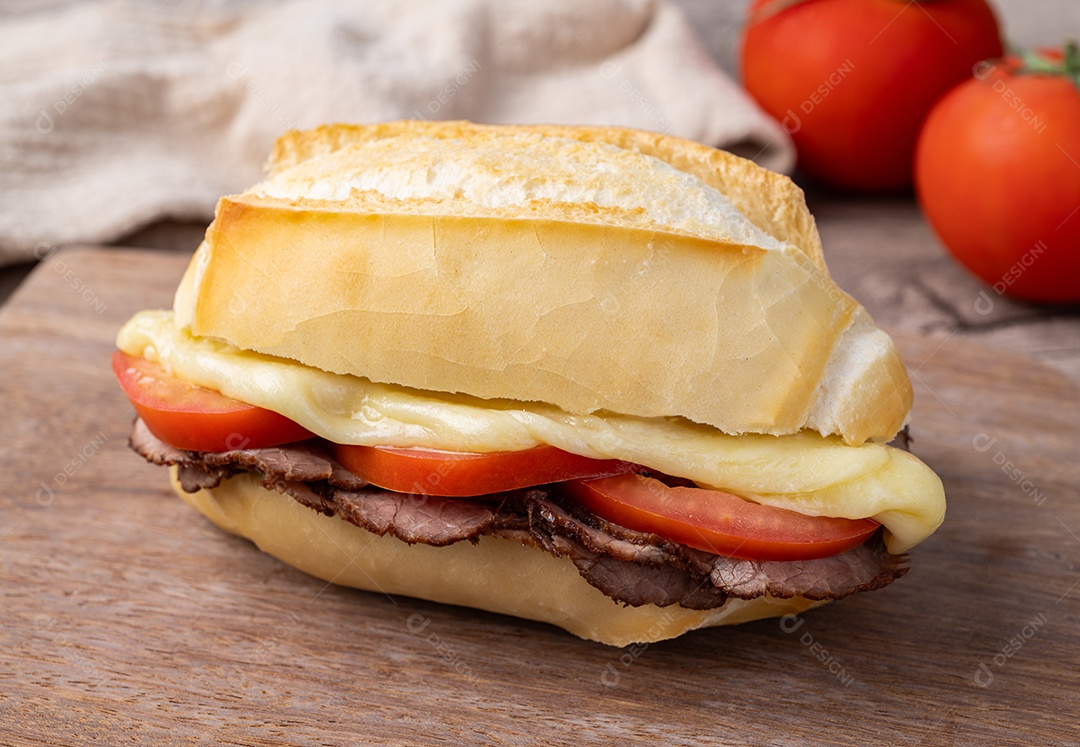 Bauru, tradicional sanduíche brasileiro com rosbife, queijo e tomate.
