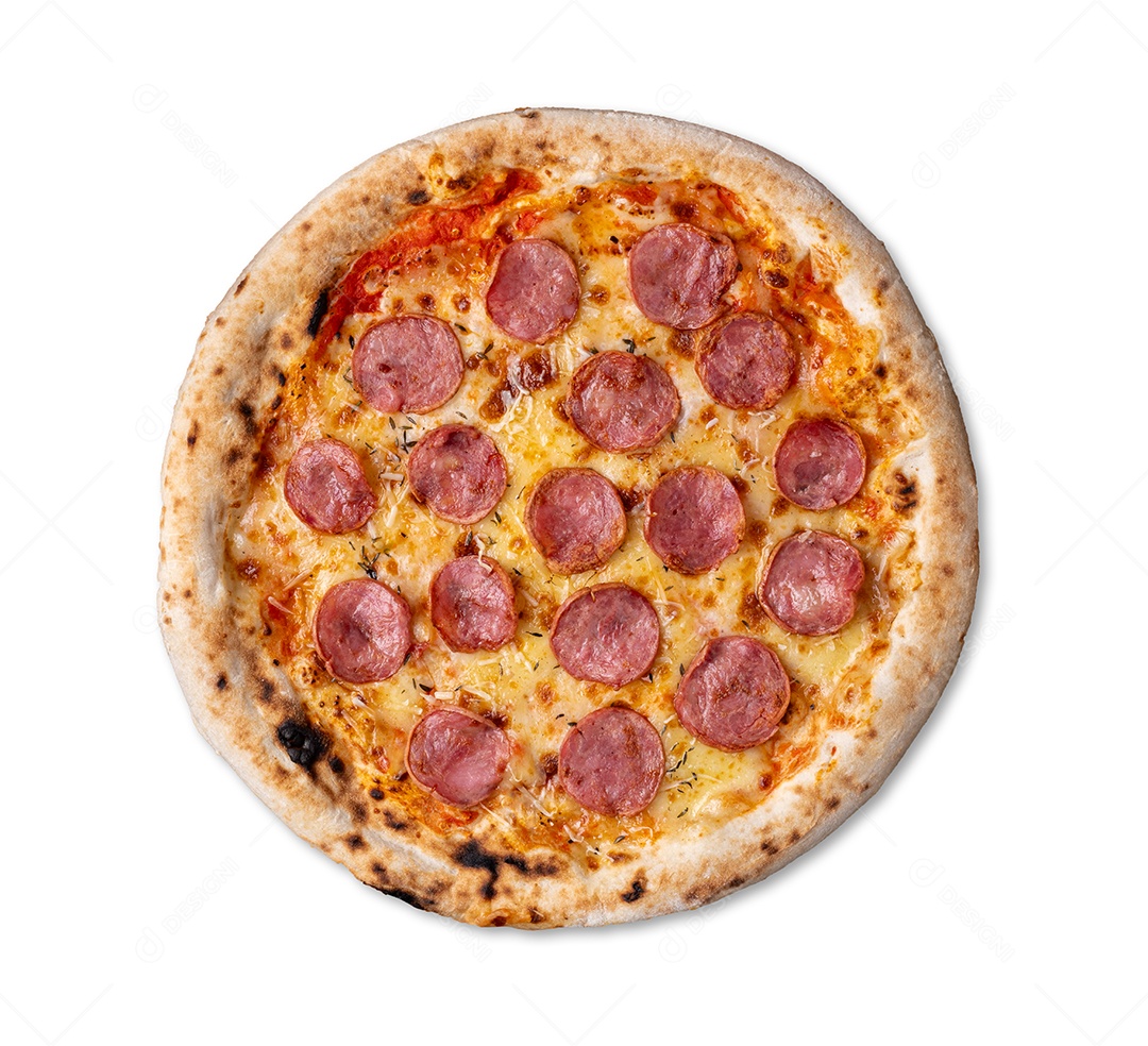 Pizza estilo salsicha calabresa sobre mesa de madeira com tomate, ovos e farinha.