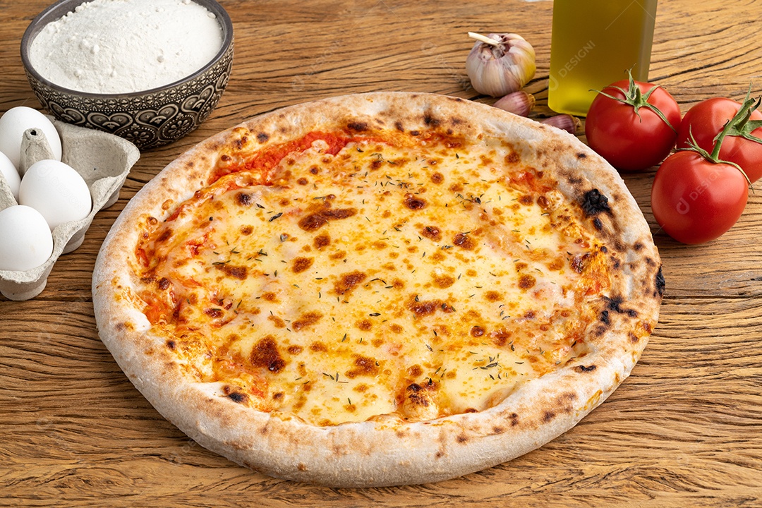 Pizza de queijo mussarela com tomate, ovos e farinha sobre a mesa de madeira.