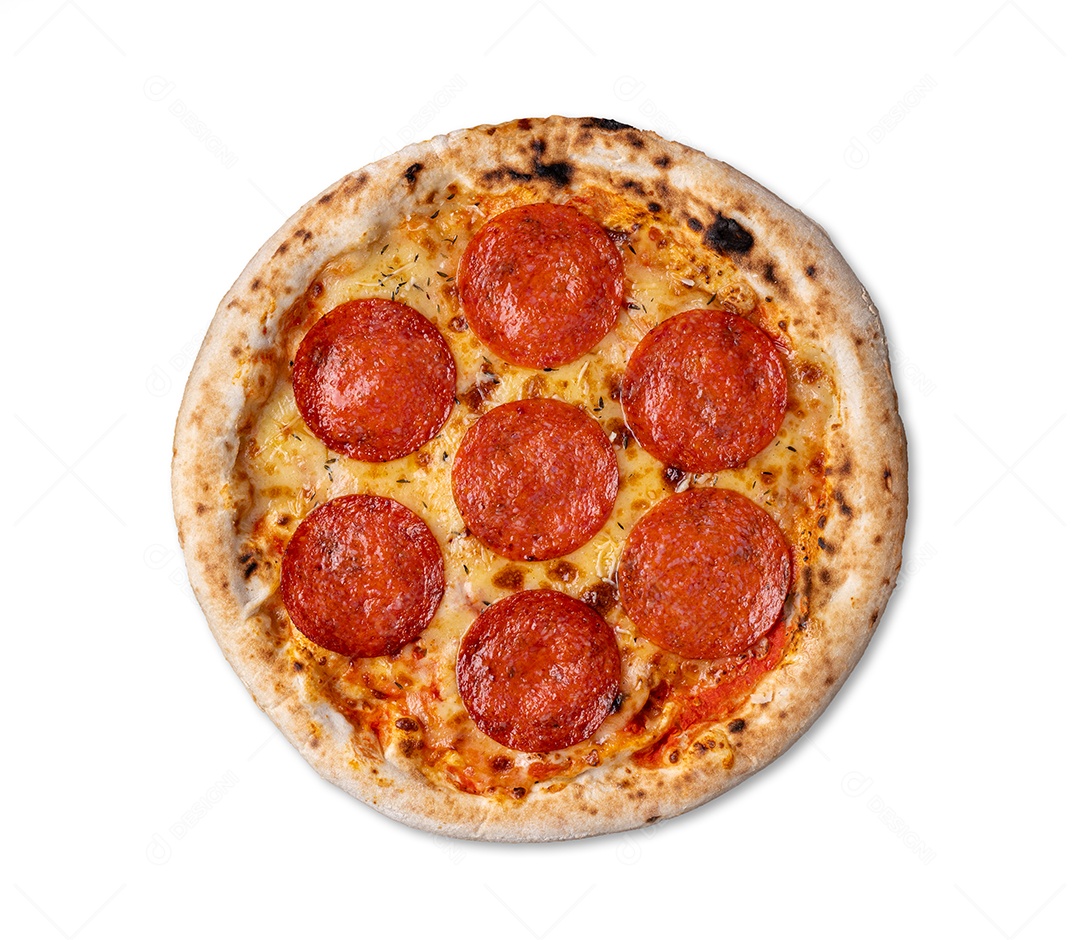 Pizza estilo linguiça calabresa sobre fundo de pedra com tomate, azeitonas e orégano.