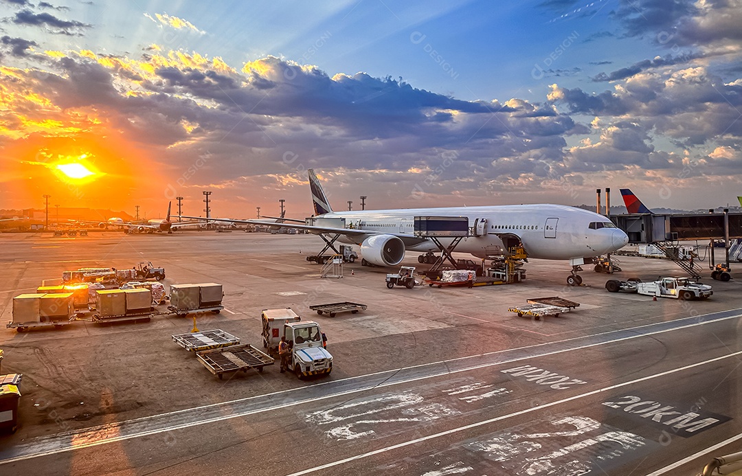 Aeronave de madrugada no aeroporto de São Paulo. Conceito de viagem.