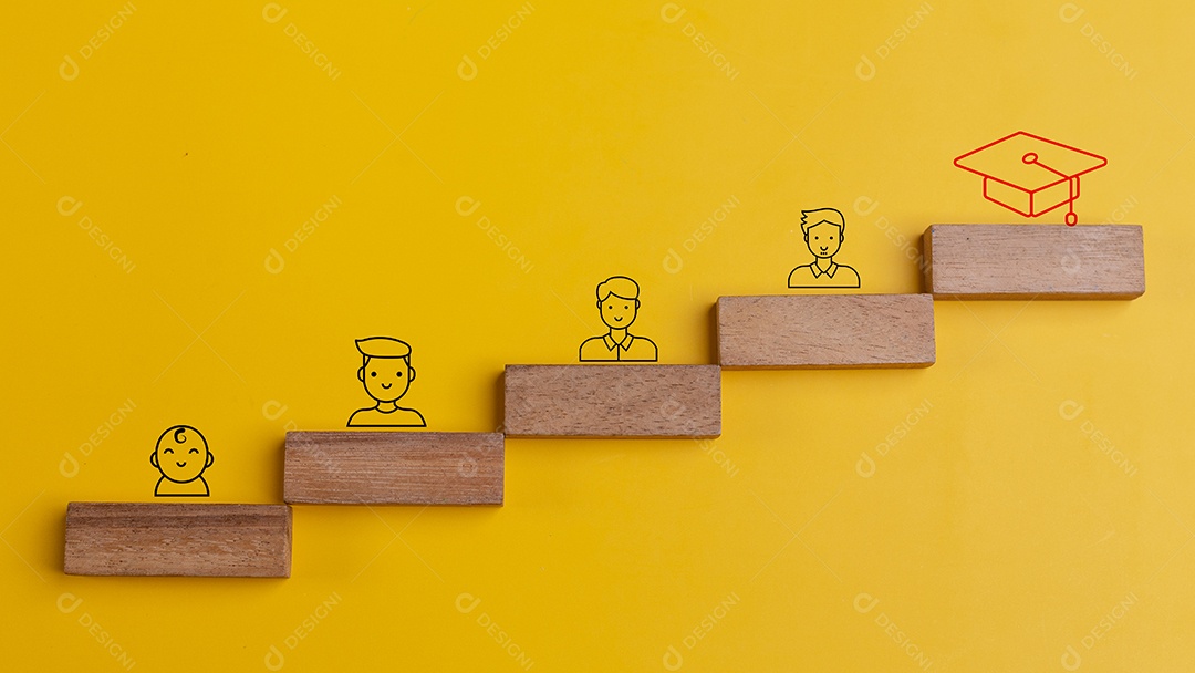 Conceito de sucesso empresarial com escadas de madeira e ícones em um fundo amarelo. Objetivo e alvo, sucesso e conceito de alvo de negócios, gerenciamento de projetos, estratégia da empresa