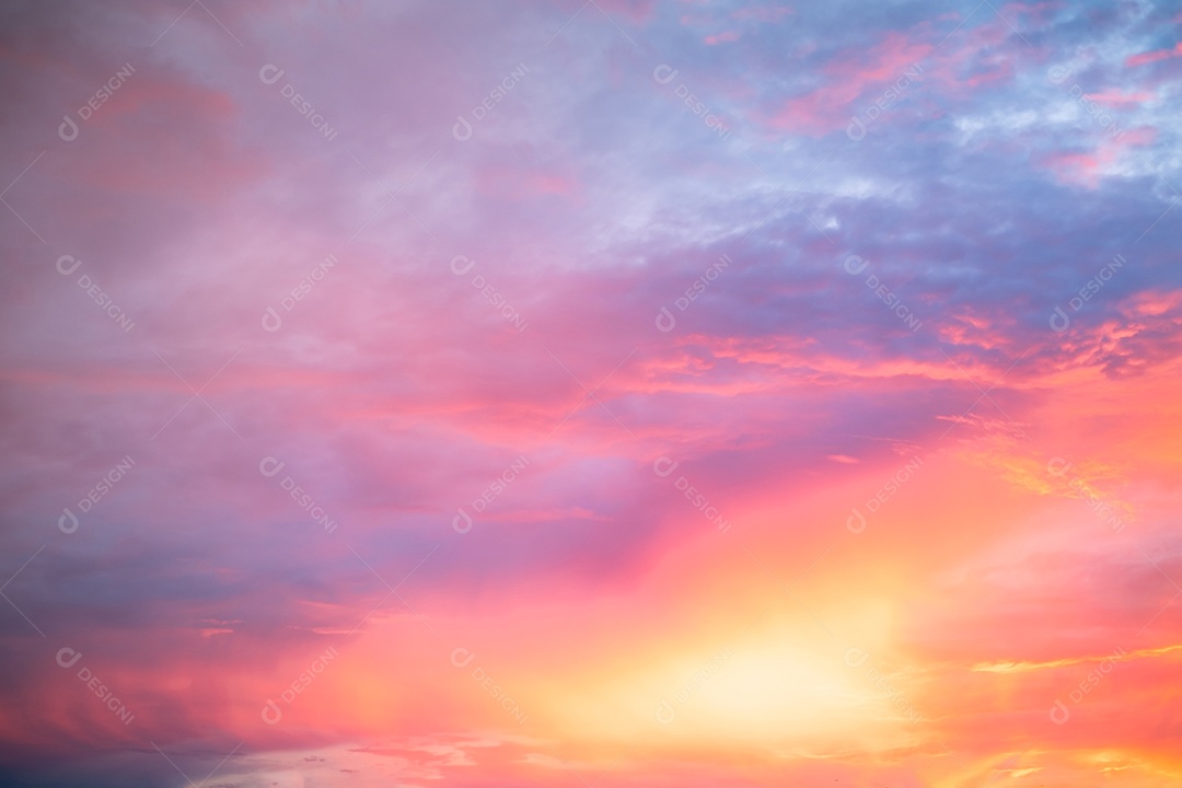 Lindo e luxuoso gradiente suave laranja ouro panorama ver nuvens e luz solar no céu azul perfeito para o fundo
