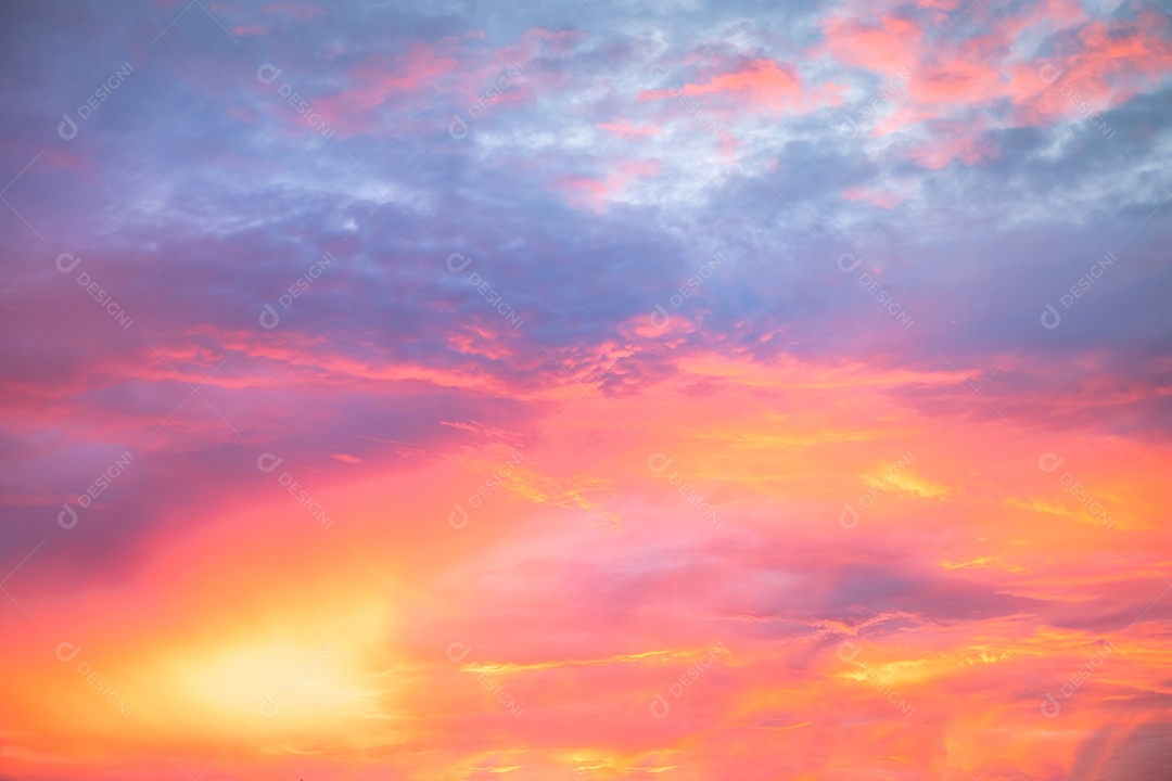 Lindo e luxuoso gradiente suave laranja ouro panorama ver nuvens e luz solar no céu azul perfeito para o fundo