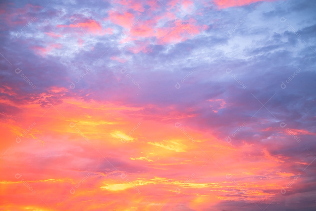 Lindo e luxuoso gradiente suave laranja ouro panorama ver nuvens e luz solar no céu azul perfeito para o fundo