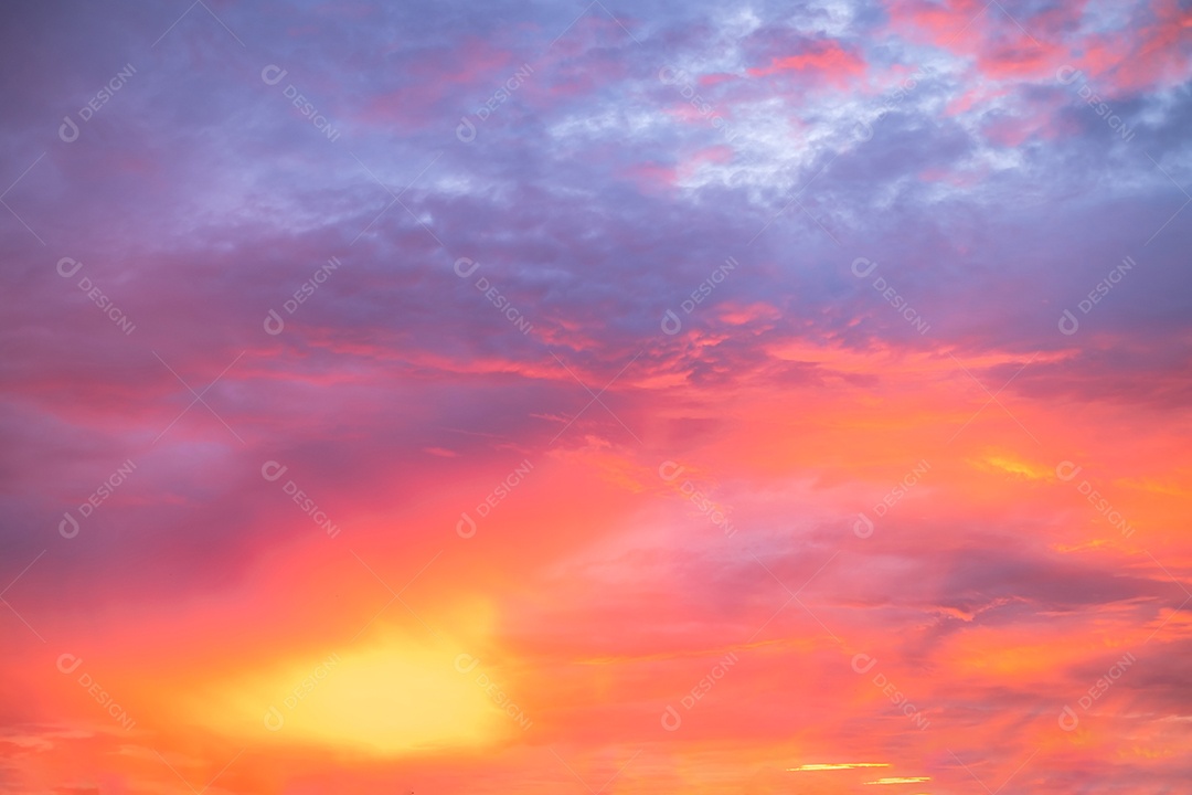 Lindo e luxuoso gradiente suave laranja ouro panorama ver nuvens e luz solar no céu azul perfeito para o fundo