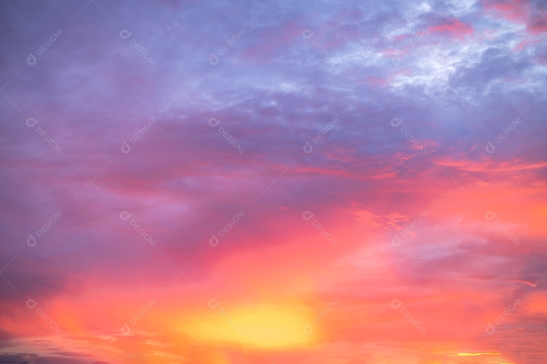 Lindo e luxuoso gradiente suave laranja ouro panorama ver nuvens e luz solar no céu azul perfeito para o fundo