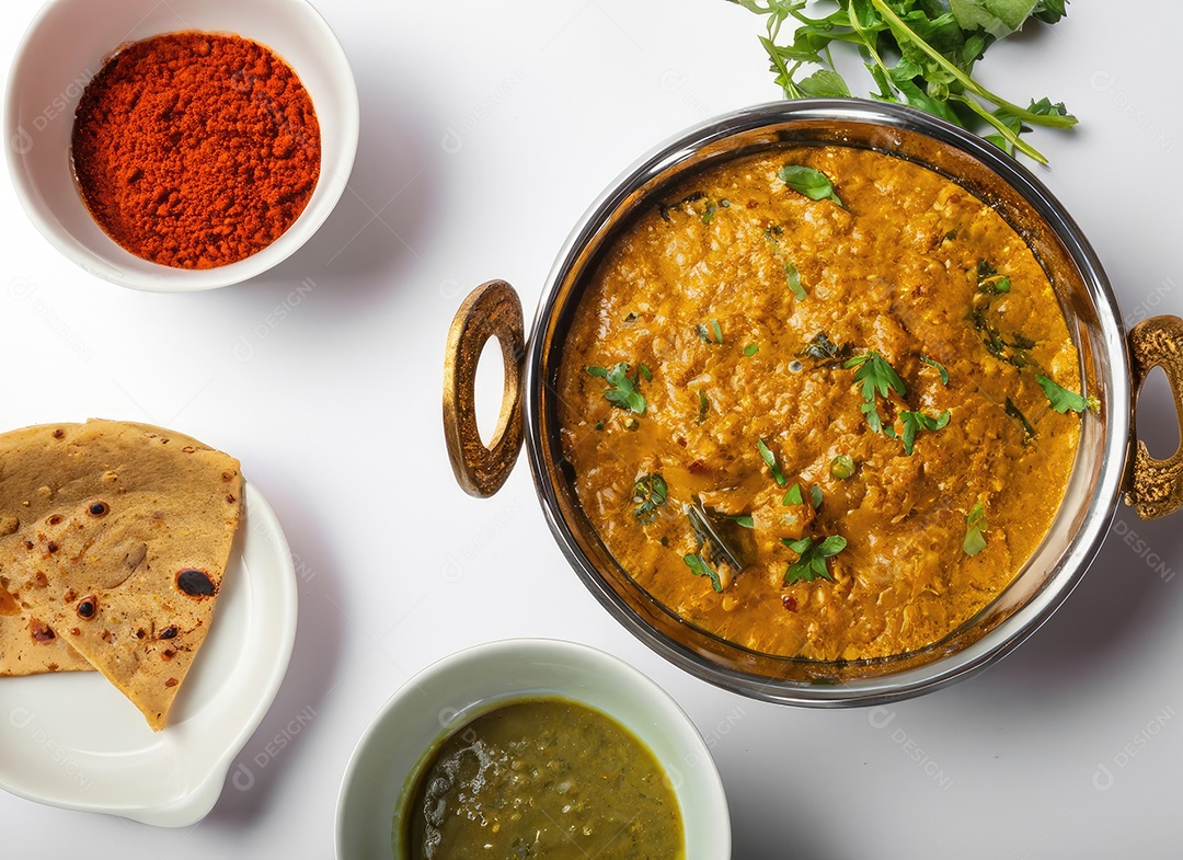 Vista superior de comida indiana com especiarias em fundo branco