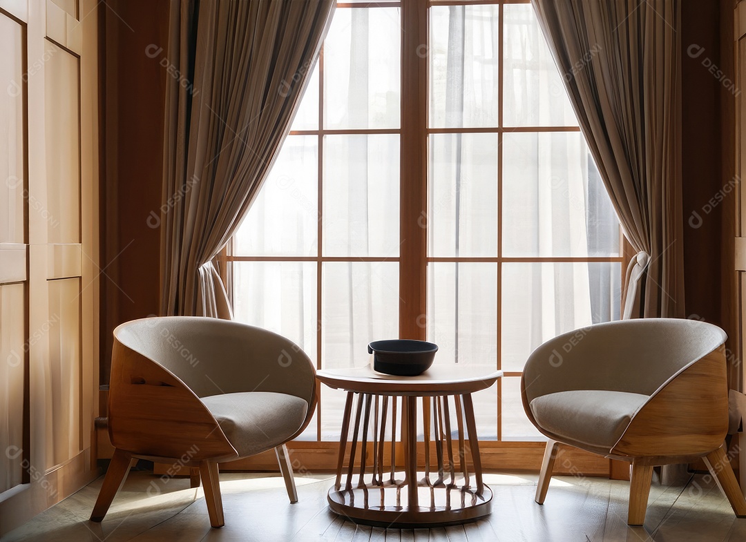 Duas cadeiras cilíndricas e mesa de centro redonda de madeira contra a janela perto do painel