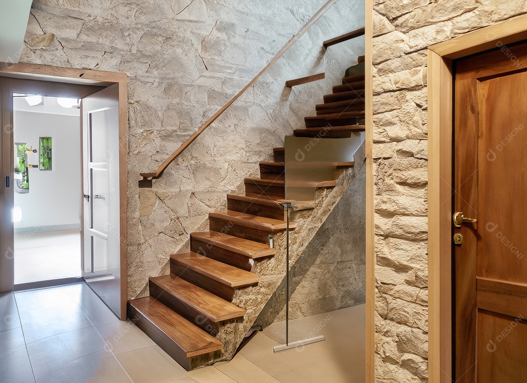 Escadaria de madeira e pedra