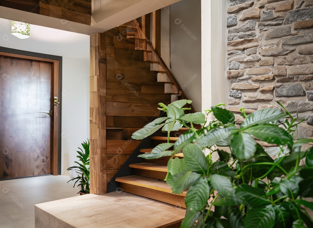 Escadaria de madeira e pedra