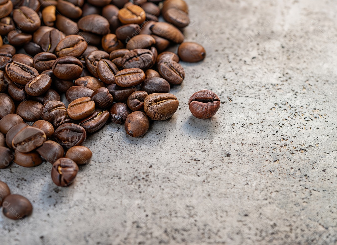 Grãos de café sobre uma mesa de madeira