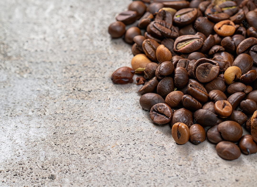 Grãos de café sobre uma mesa de madeira