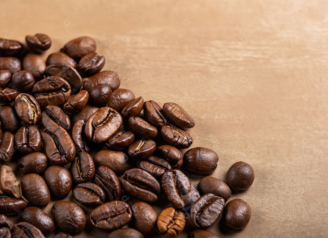 Grãos de café sobre uma mesa de madeira