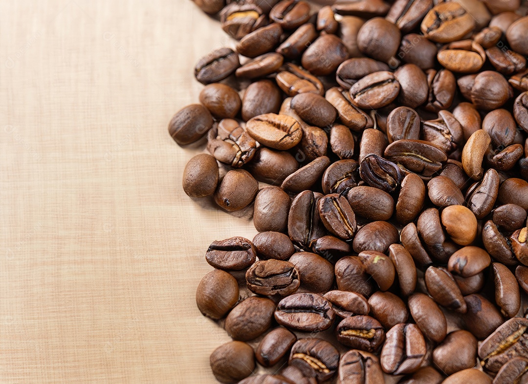 Grãos de café sobre uma mesa de madeira