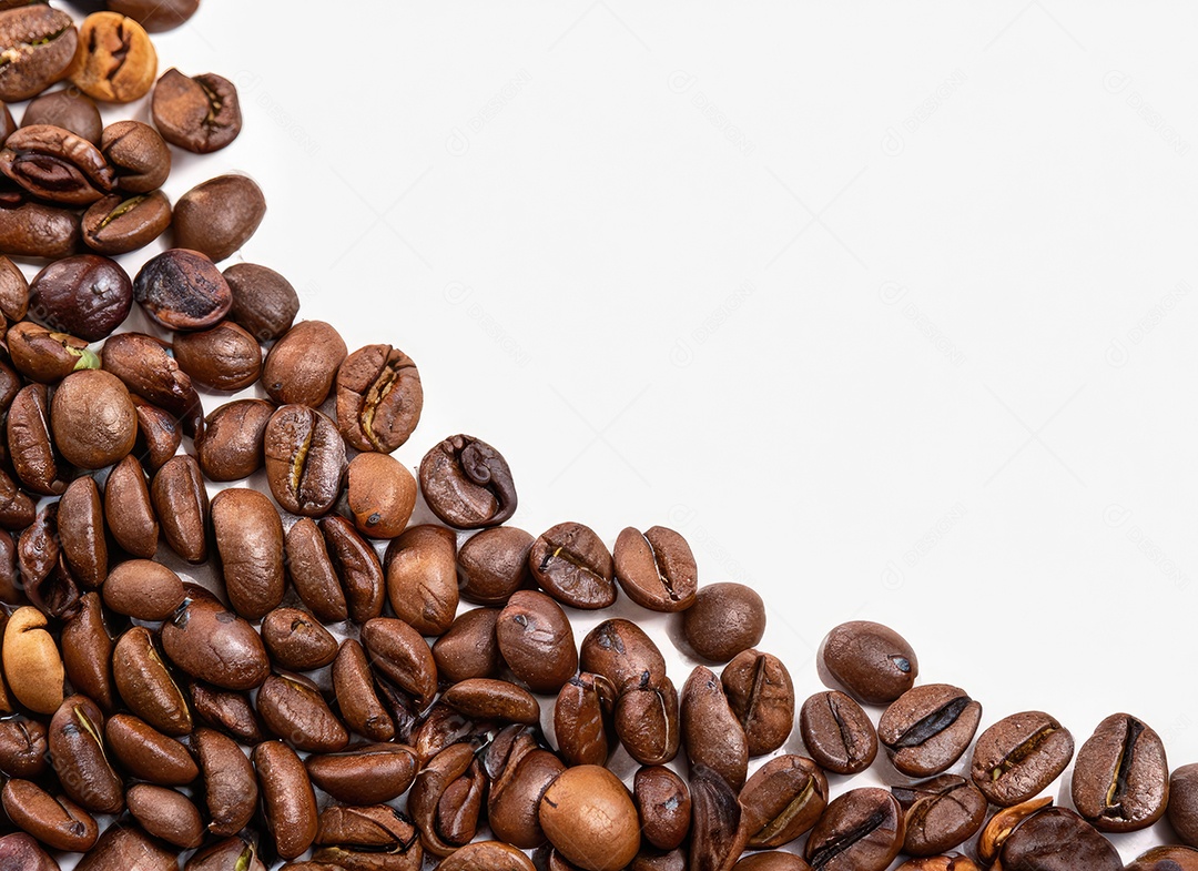 Grãos de café sobre uma mesa de madeira