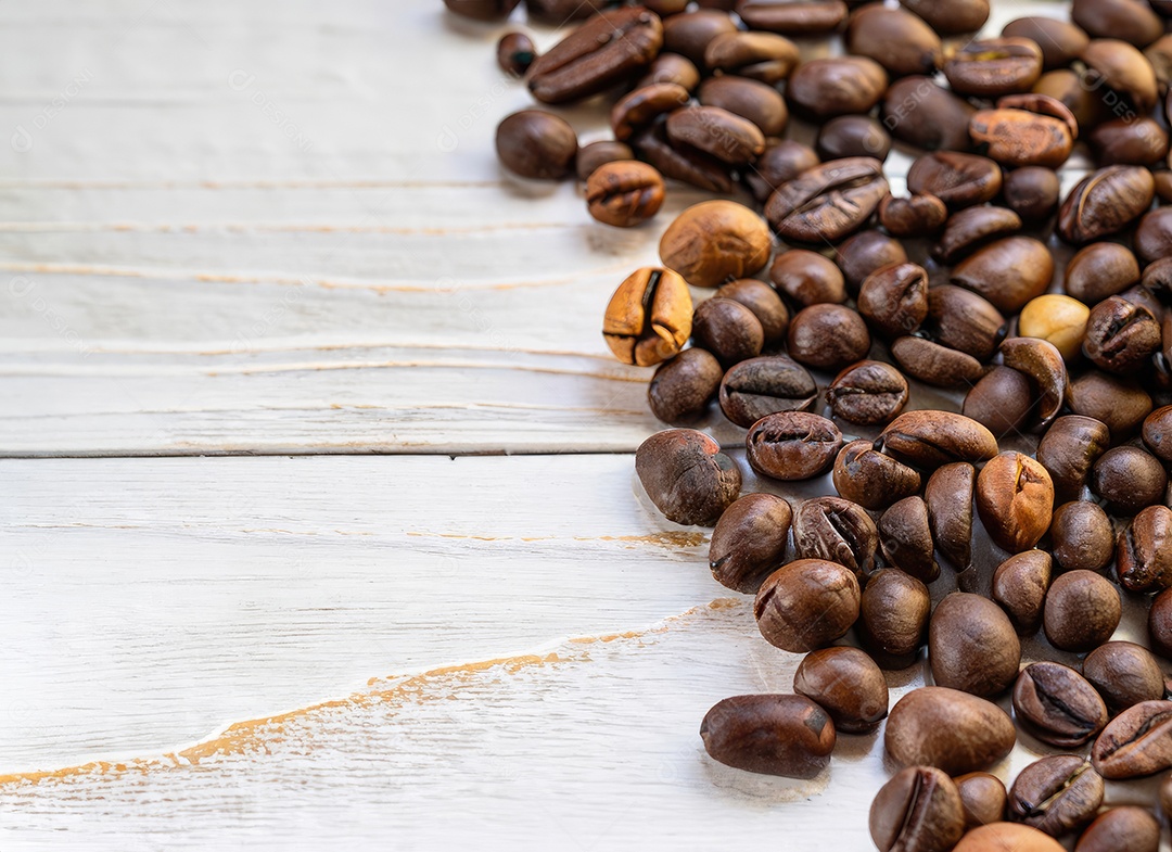 Grãos de café sobre uma mesa de madeira