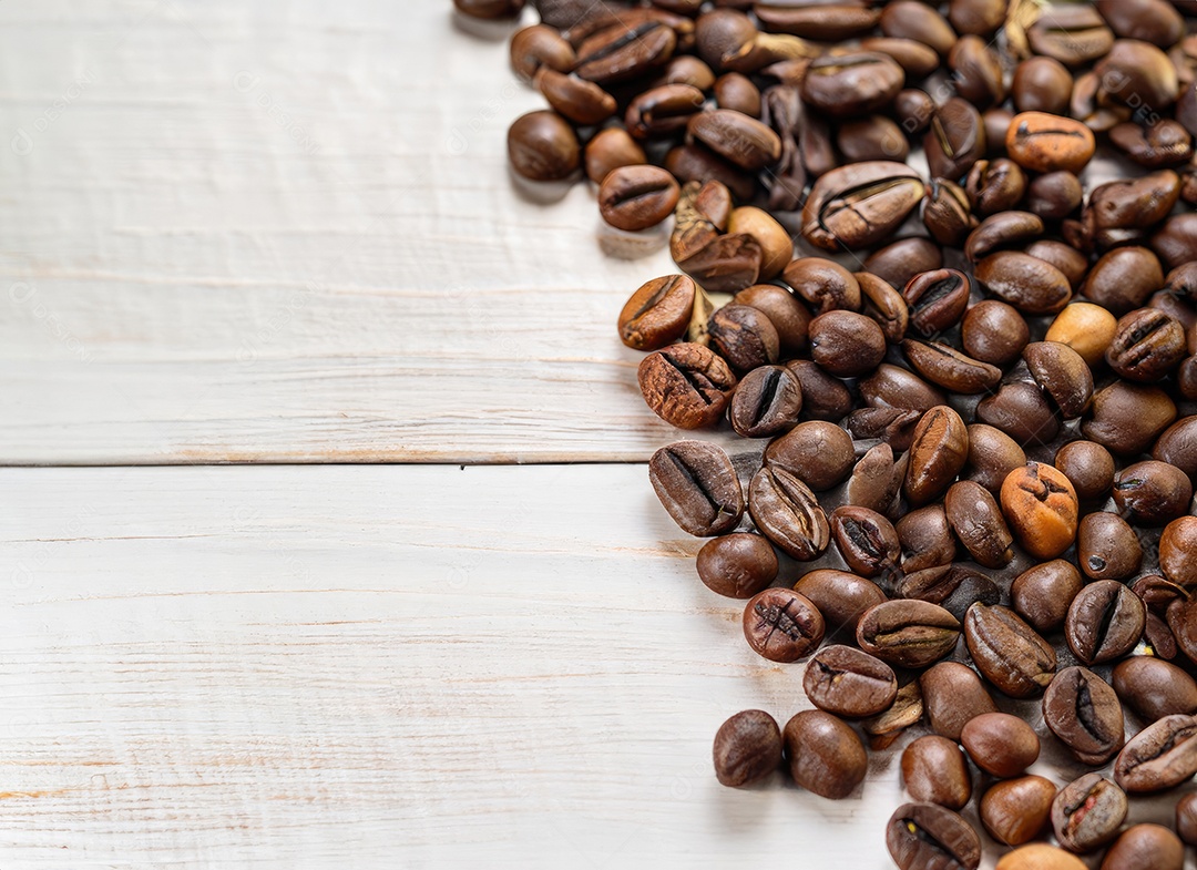 Grãos de café sobre uma mesa de madeira