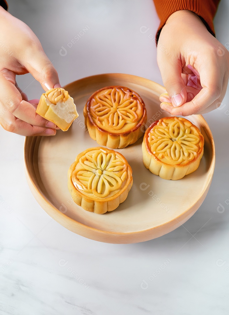 Mãos de pessoas comendo saborosos bolos redondos de lua no festival do meio do outono