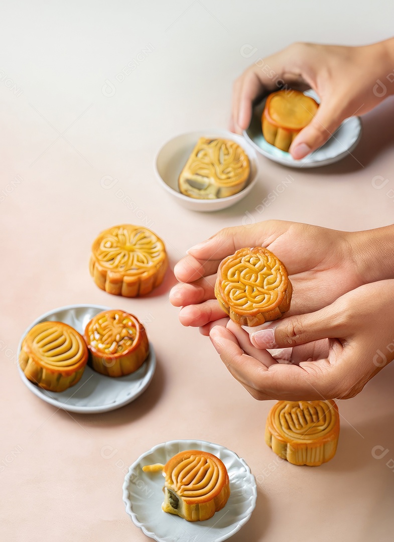 Mãos de pessoas comendo saborosos bolos redondos de lua no festival do meio do outono