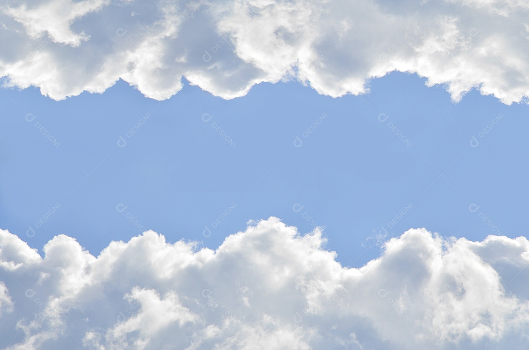 O vasto céu azul e nuvens espessas. Espaço de cópia horizontal para texto.