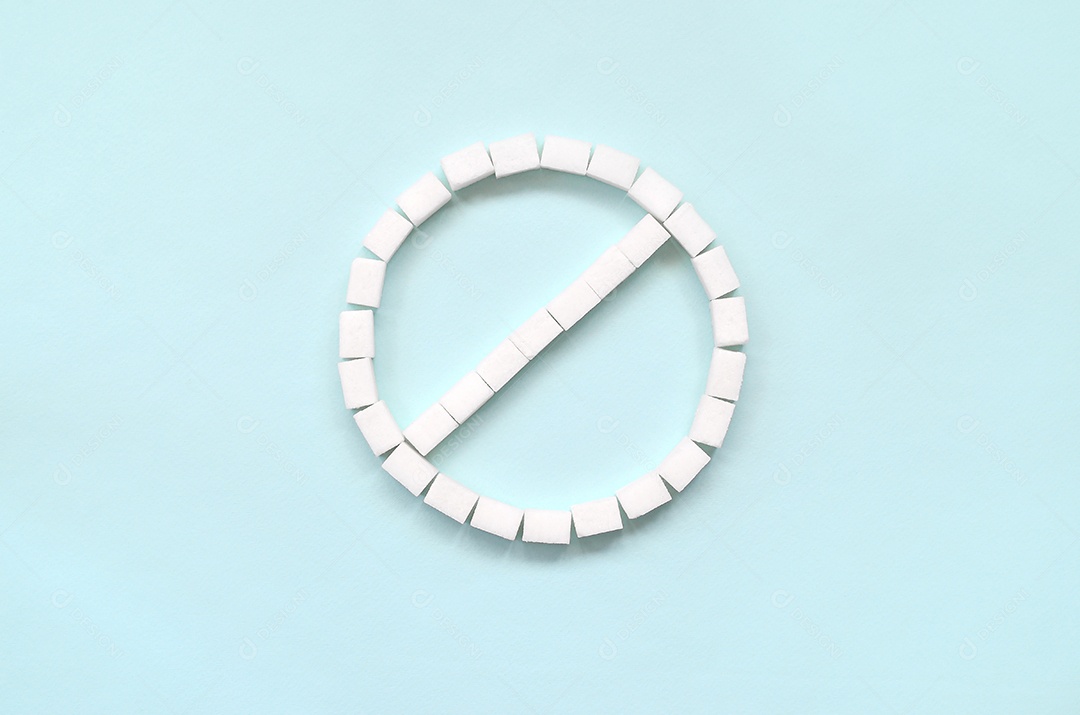 Sinal da proibição de cubos de açúcar sobre fundo azul pastel. Conceito diabético. Recusando açúcar.