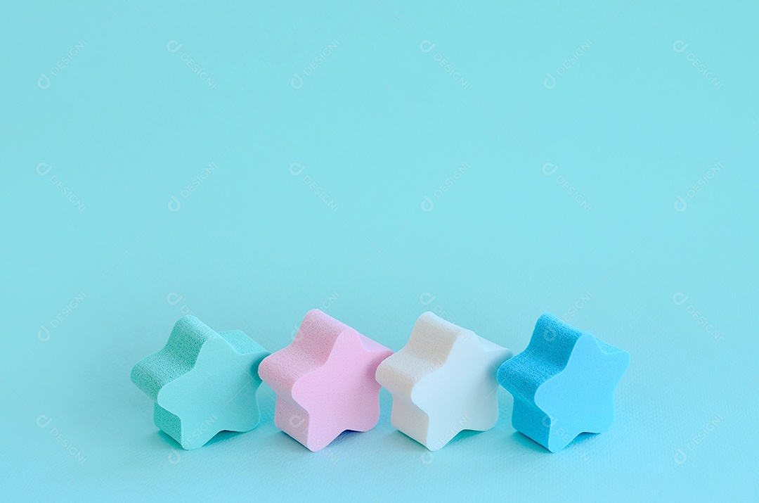 Fundo azul pastel claro cosmético abstrato com pequenas estrelas de esponjas.