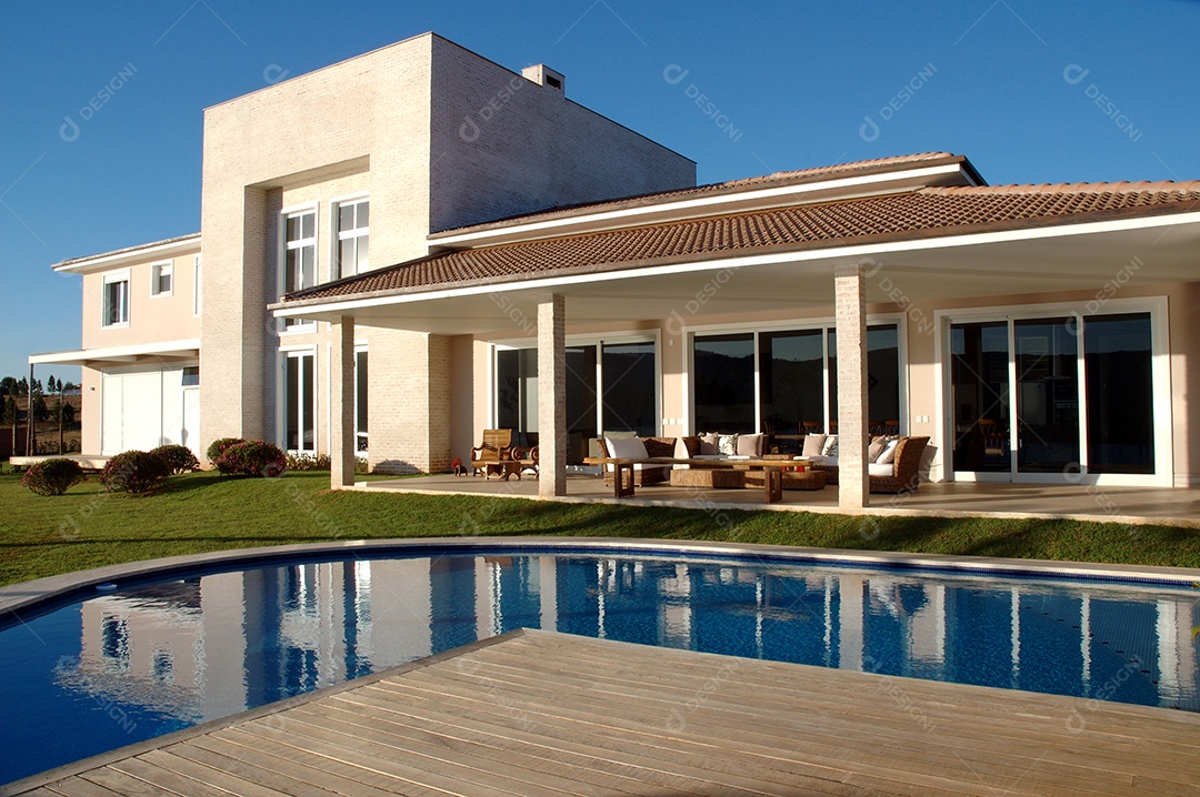 Fachada de uma linda casa com jardim