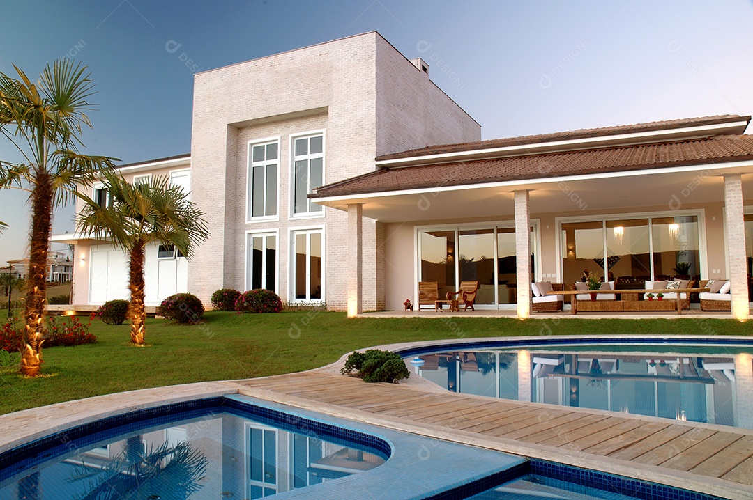 Fachada de uma linda casa com jardim