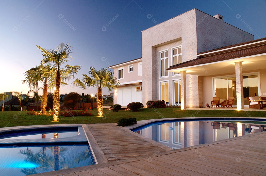 Fachada de uma linda casa com jardim