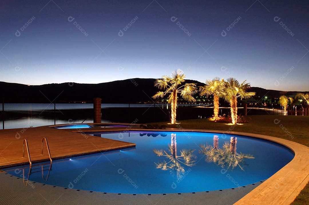 Piscina e uma vista linda ao anoitecer