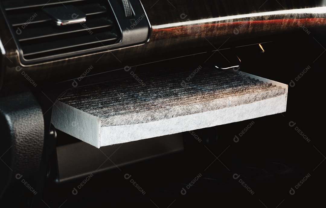 Troca de filtro para manutenção do sistema de ar condicionado do carro