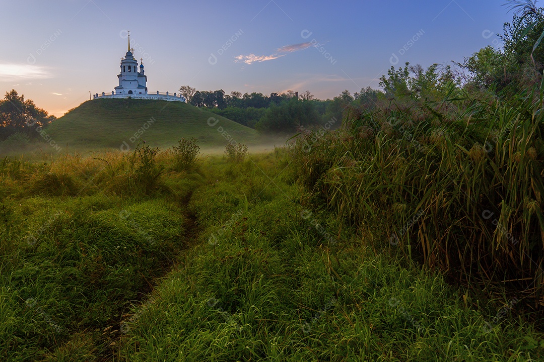 Igreja na paisagem do pântano da manhã do monte