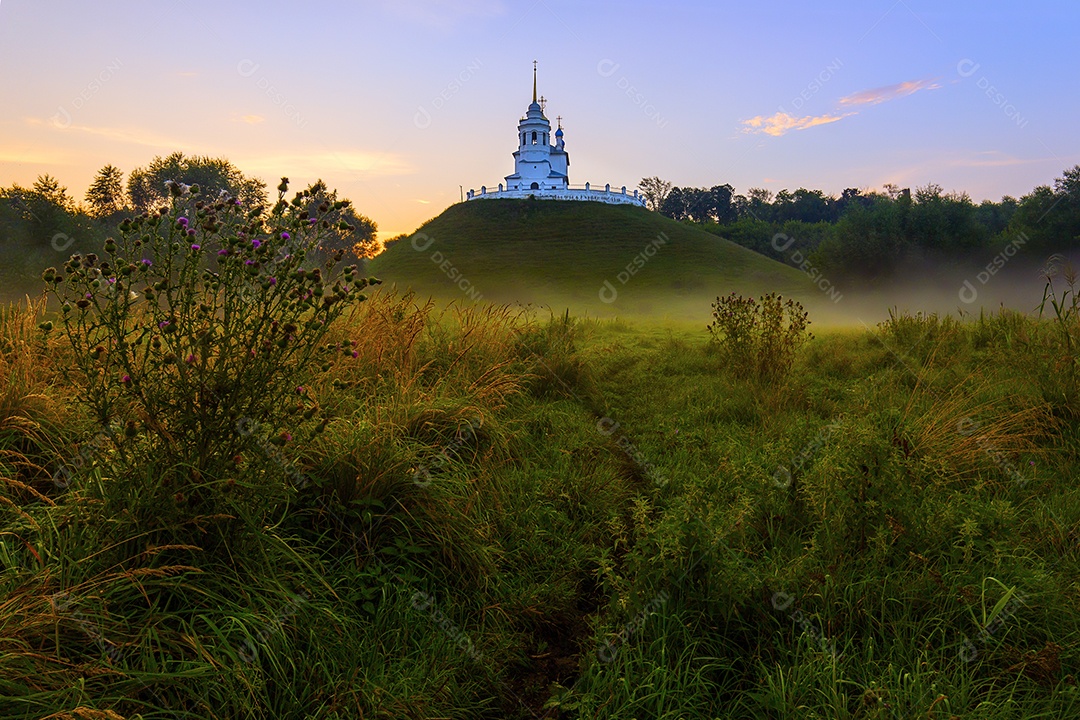 Igreja na paisagem do pântano da manhã do monte