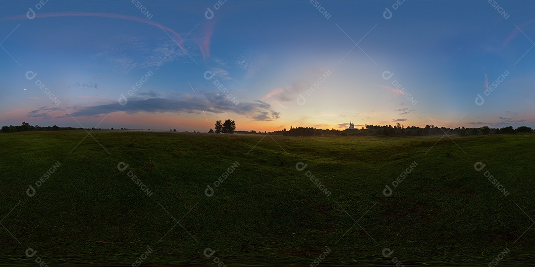 Nascer do sol nevoento no panorama esférico do prado