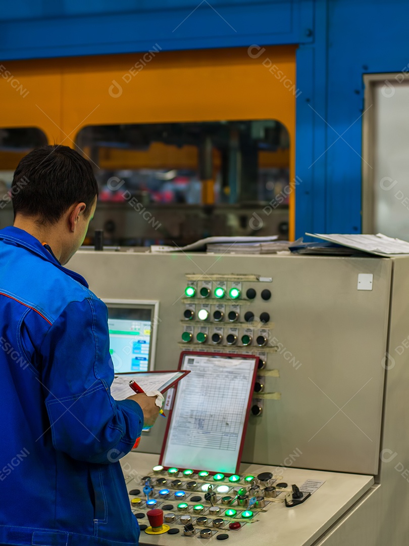 Homem que trabalha com equipamentos industriais
