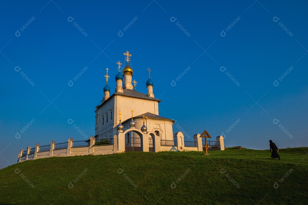 Freira caminhando para a igreja