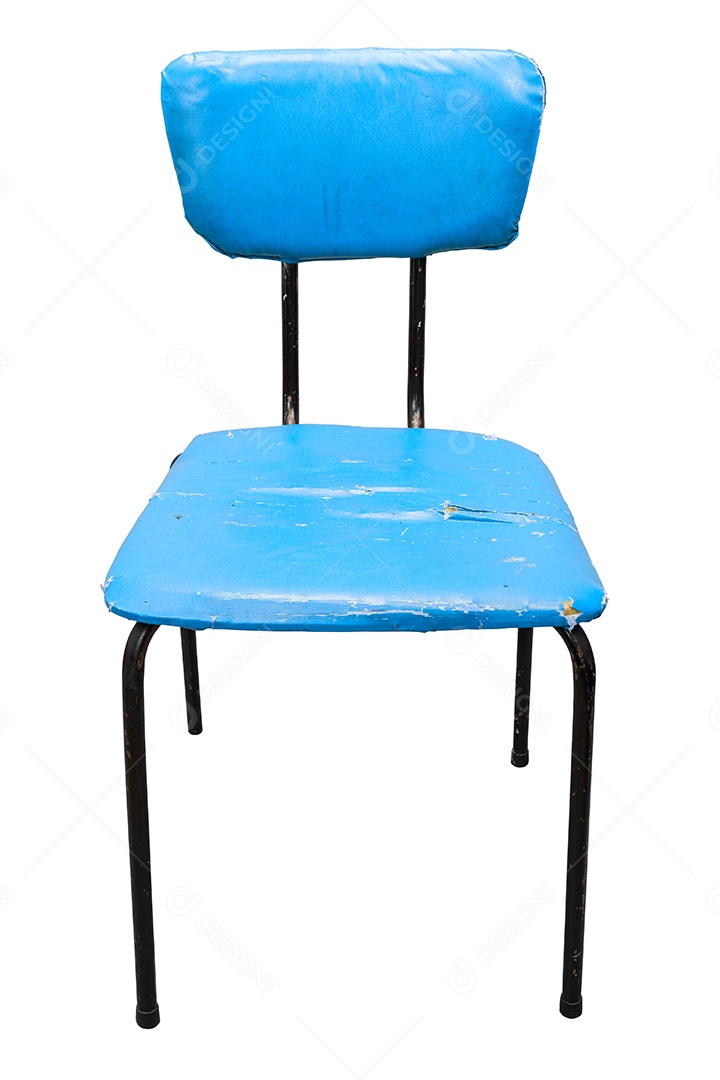 Velha cadeira de couro sintético azul isolada em fundo branco