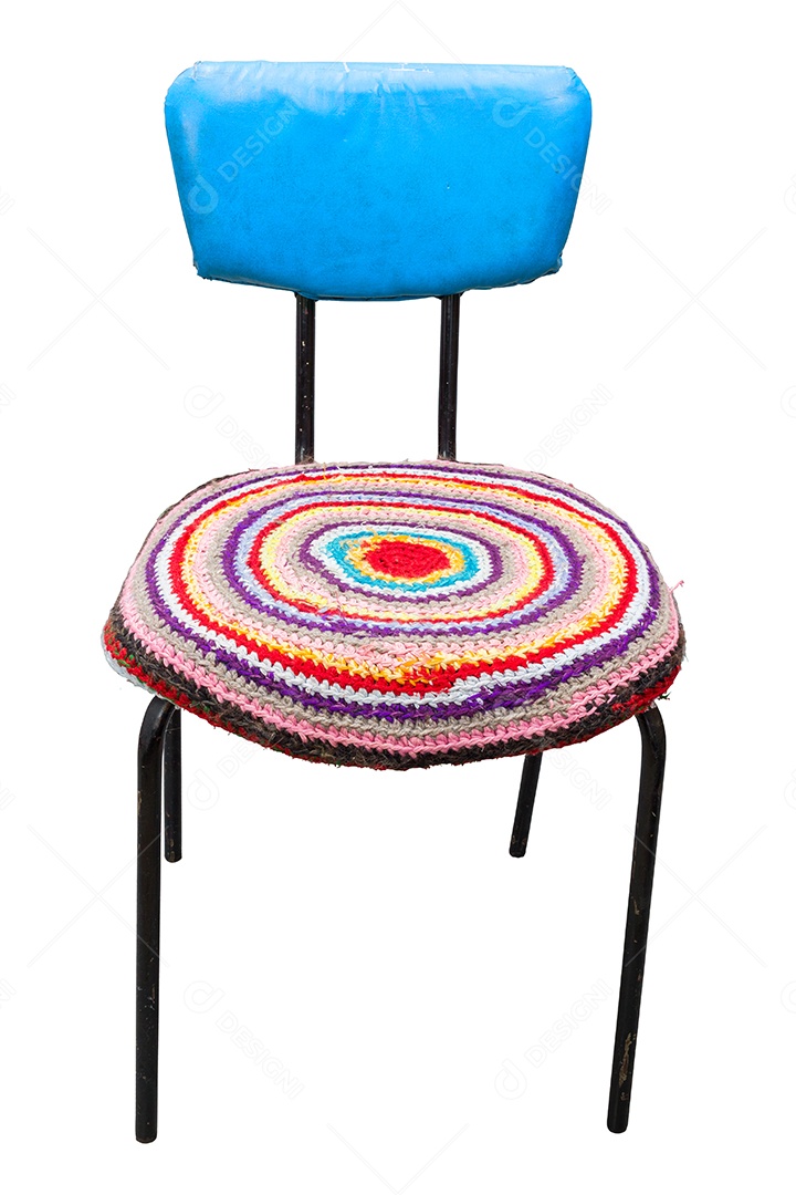 Velha cadeira de couro sintético azul isolada em fundo branco