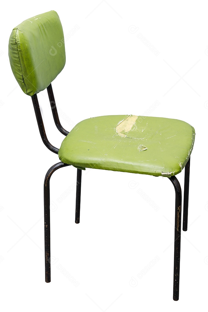 Velha cadeira de couro sintético verde isolada em fundo branco