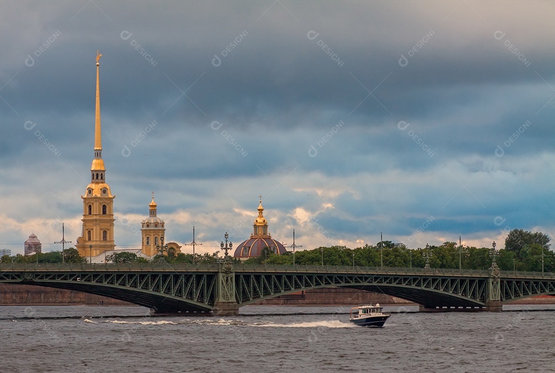 Vista de São Petersburgo com ponte de água e pináculo