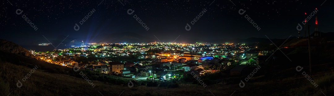 Linda vista panorâmica de uma cidade anoite