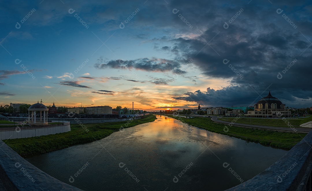 Pôr do sol de verão em Tula, Rússia