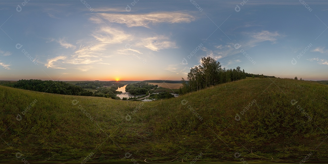 Campo de verão com palha corta à luz do dia