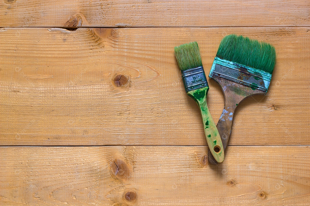 Pincéis usados ​​na superfície da placa de madeira crua