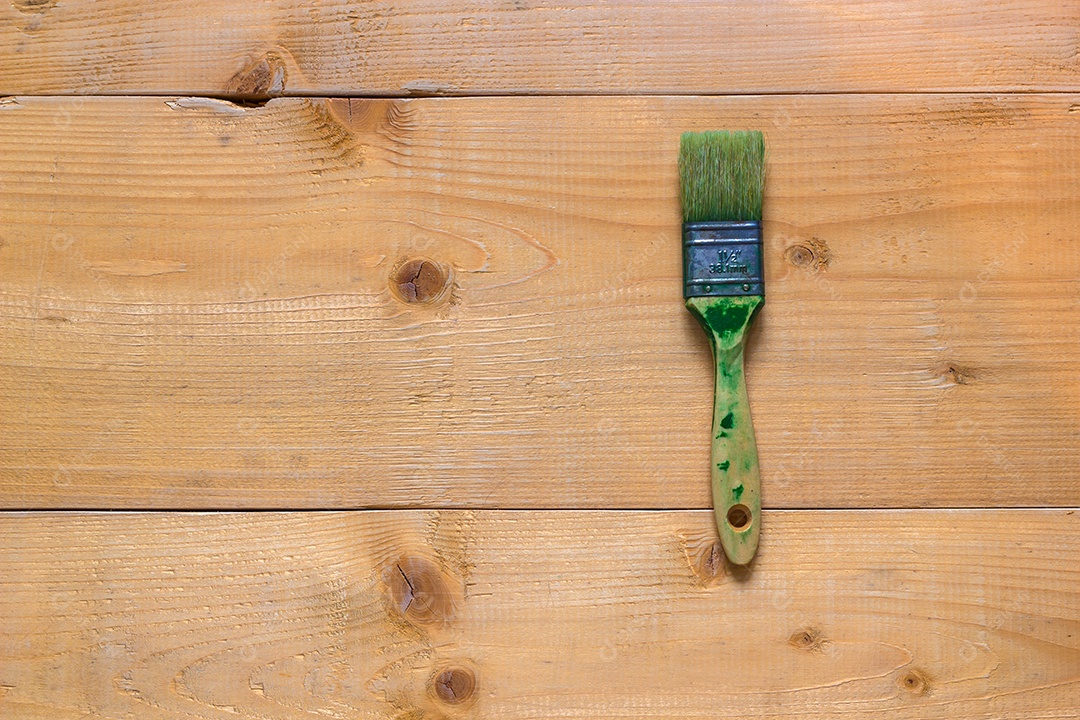 Pincel usados ​​na superfície da placa de madeira crua